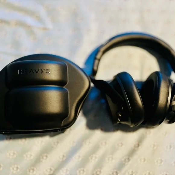 Heavys Black Over-Ear Headphones - Picture 9 of 9